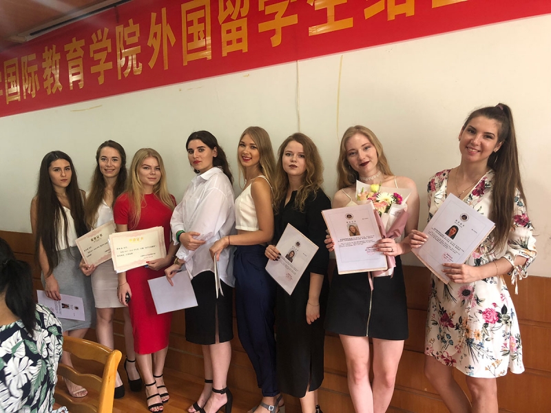 Minin University graduates, participants of the double degree program, have successfully presented their diploma theses