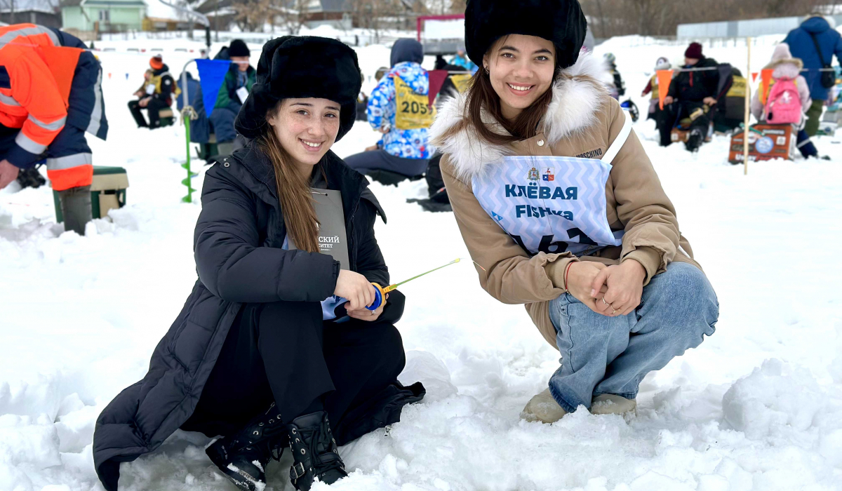 Minin University students from Iraq, Syria and Egypt try winter fishing