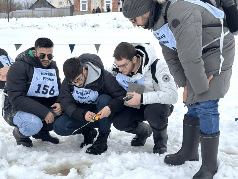 Minin University students from Iraq, Syria and Egypt try winter fishing