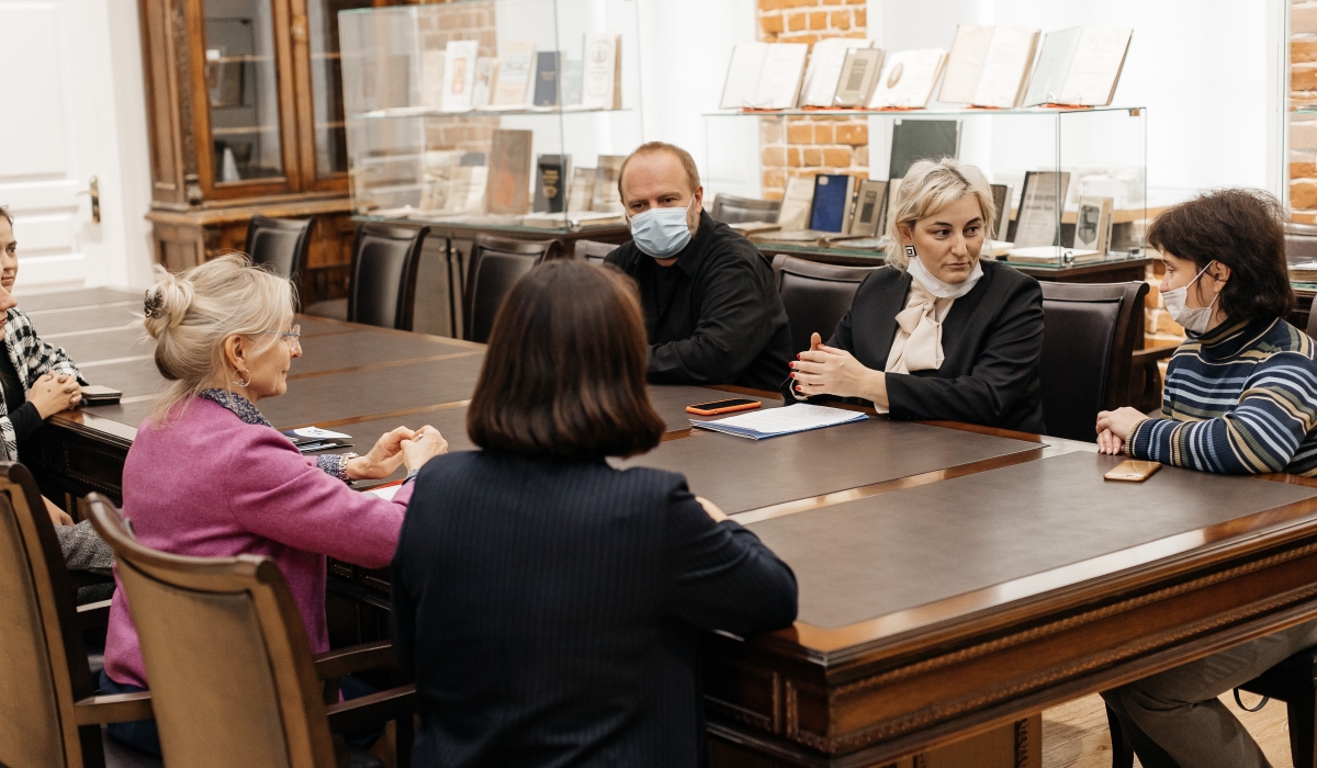 On September 24, Minin university authorities held a meeting with a German delegation that included Ms. Elena Resch and Ms. Barbara Lachhein.