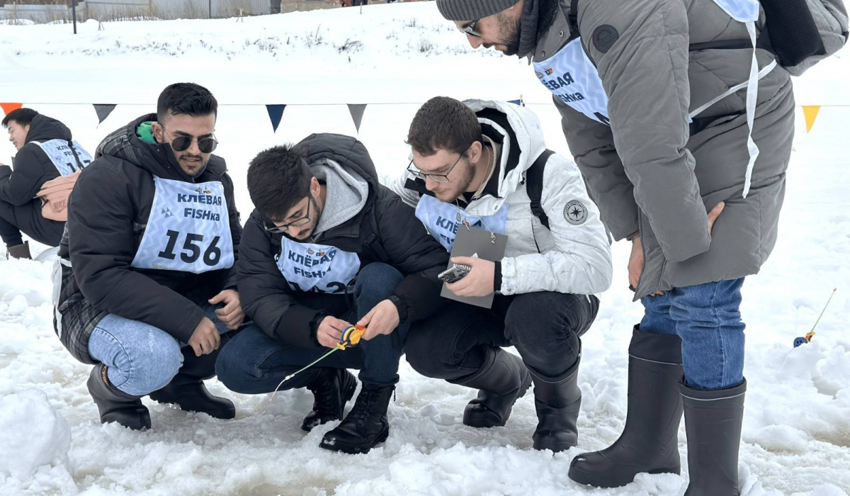 Minin University students from Iraq, Syria and Egypt try winter fishing