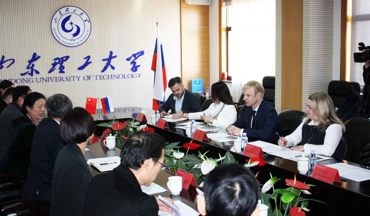 Minin University and Shandong University of Technology will launch double degree programs in two areas of training: English and Chinese, Producer Training. Also in the area of studying law and teacher exchange program