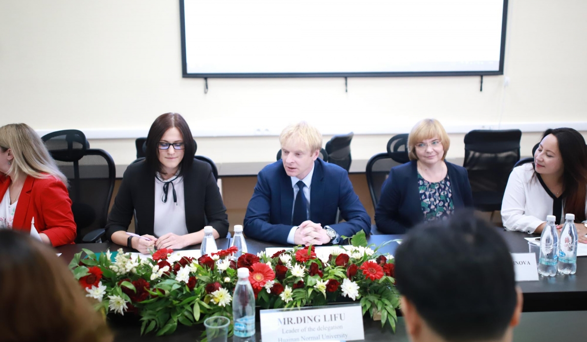 The Rector of Minin University met the delegation of Huainan Normal University